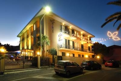 hotel buitenkant avond